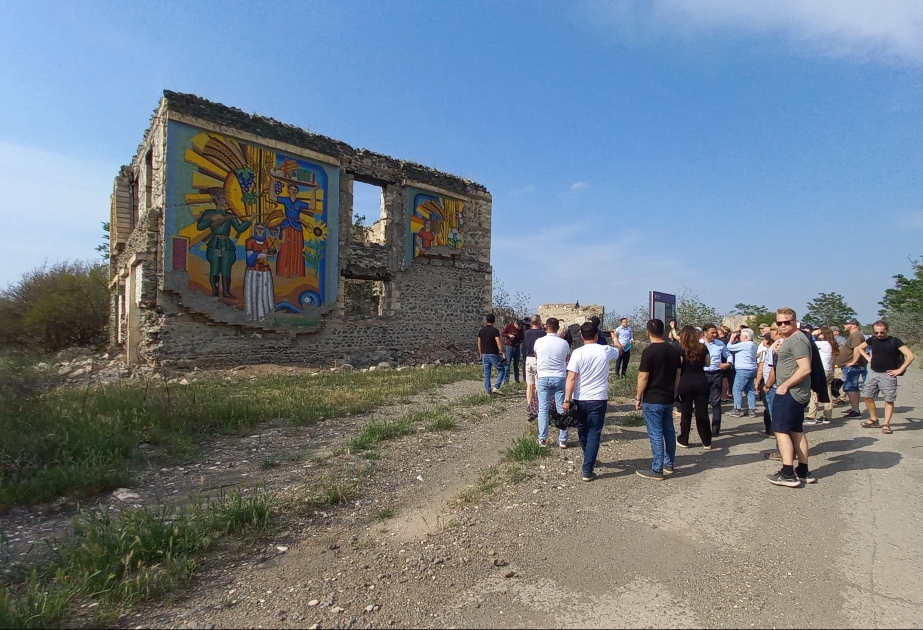 İsveçli səyahətçilər Ağdamda erməni vandalizminin şahidi olublar