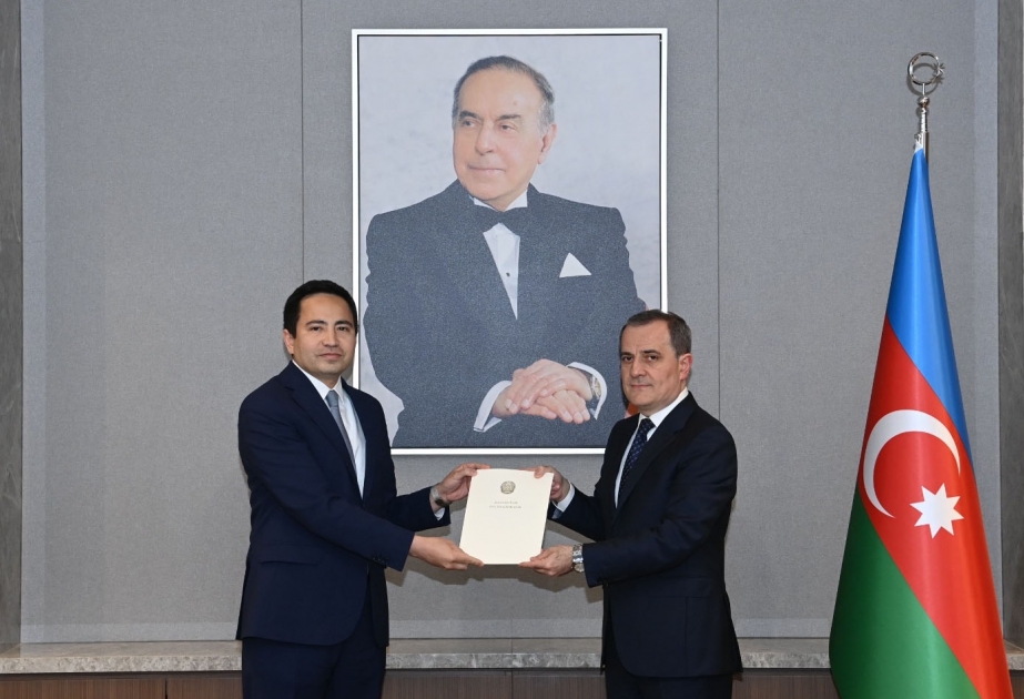 Новоназначенный посол Казахстана вручил копии верительных грамот министру иностранных дел Азербайджана

