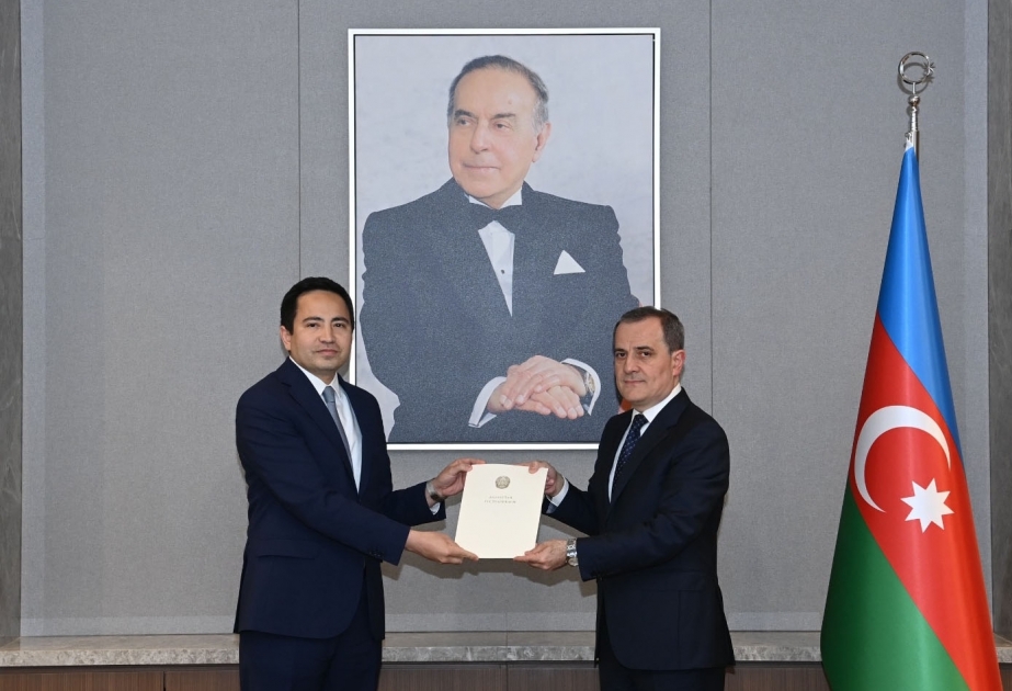 El recién nombrado embajador kazajo presentó copias de sus credenciales al ministro de Asuntos Exteriores de Azerbaiyán