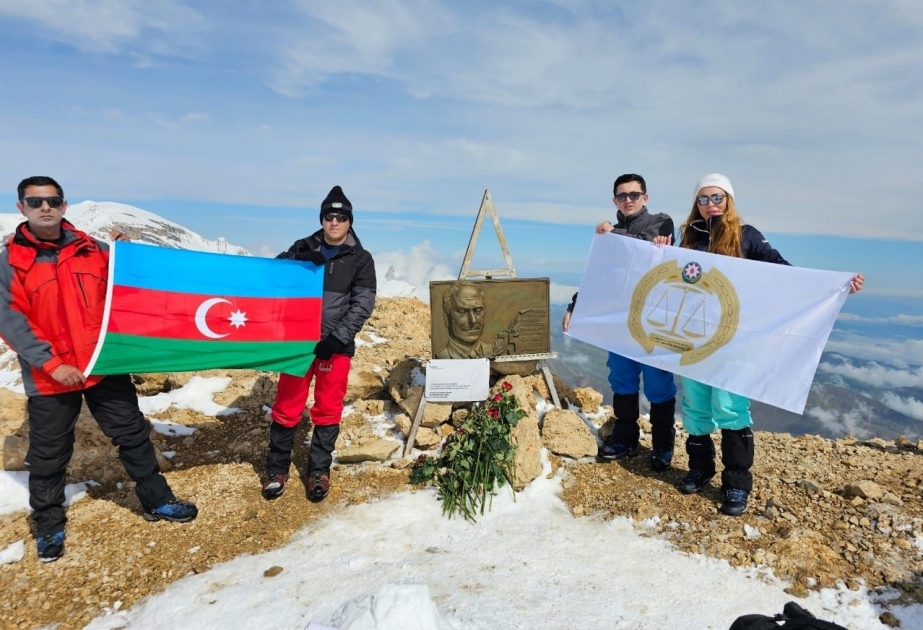 Сотрудники Аппарата Верховного суда Азербайджана совершили восхождение на Пик Гейдара