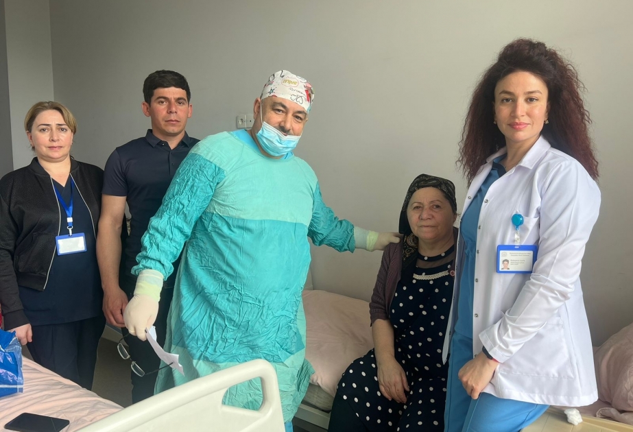 Fəsadlı katarakta diaqnozu ilə əməliyyat edilən qazi anasına göziçi linza implantasiyası həyata keçirilib
