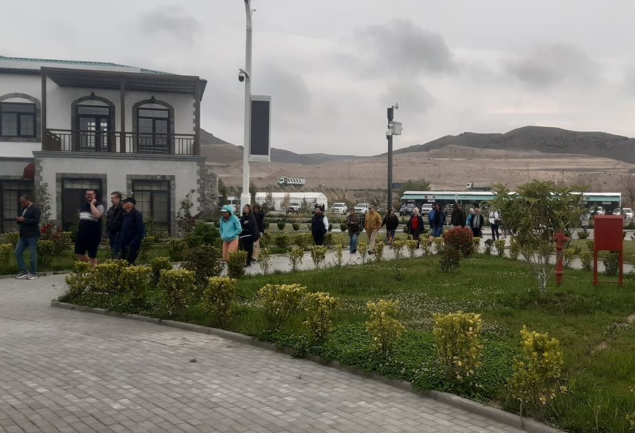 Los viajeros suecos conocen las condiciones creadas en la aldea de Aghali