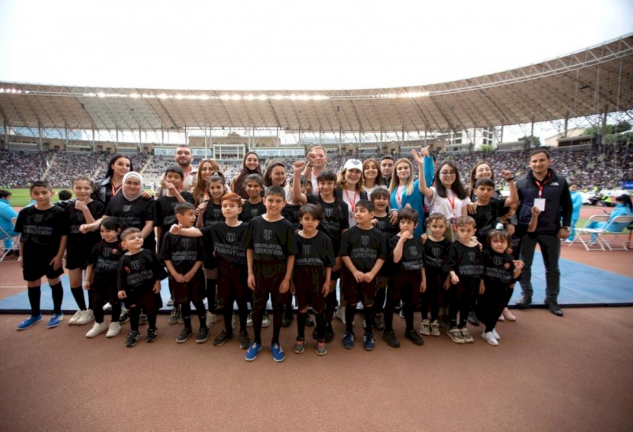 Qardaşlıq oyununda futbolçuları DOST İnklüziv İnkişaf və Yaradıcılıq Mərkəzinin benefisiarları müşayiət edib