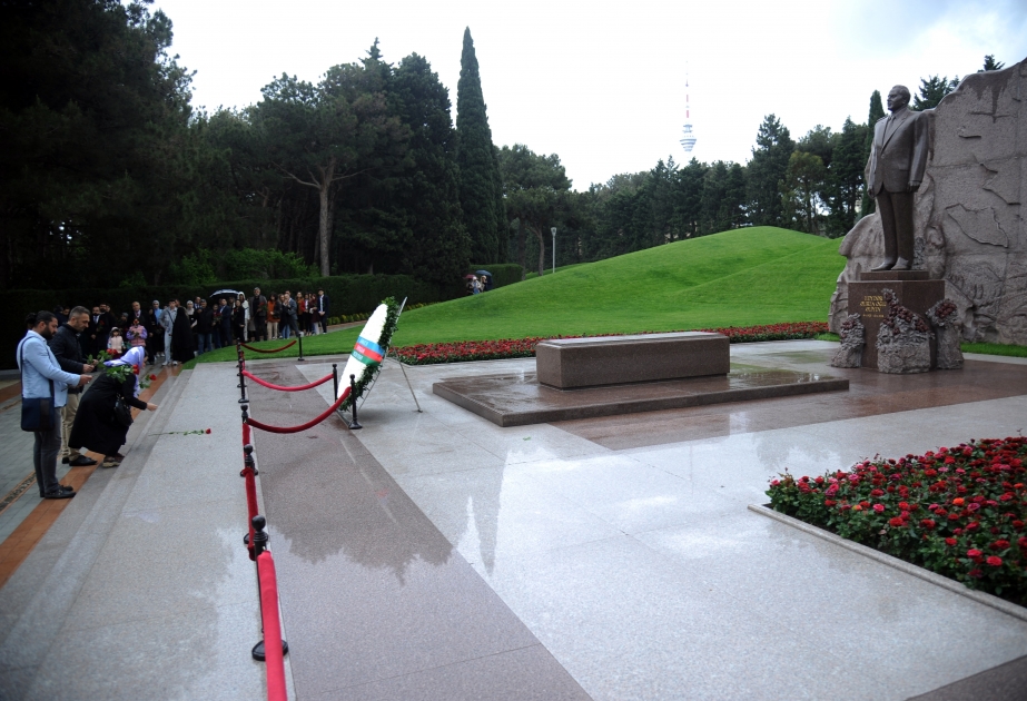 Türkiye quake-affected families visit Great Leader's grave and Martyrs' Alley