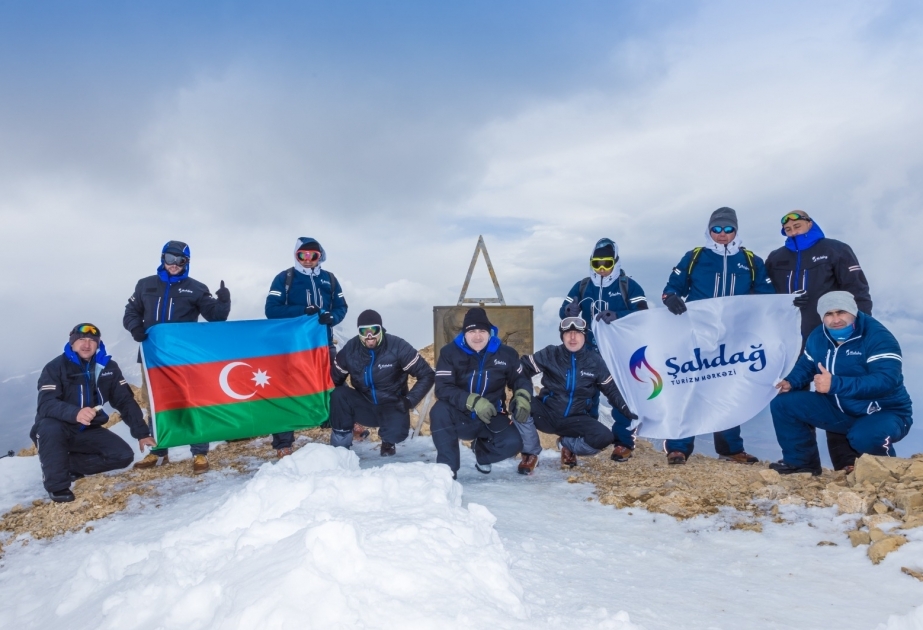 沙赫达格旅游中心工作人员登上盖达尔峰