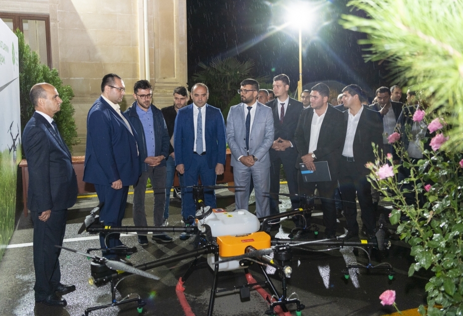 Los agricultores azerbaiyanos estudian normas sobre el uso de vehículos aéreos no tripulados