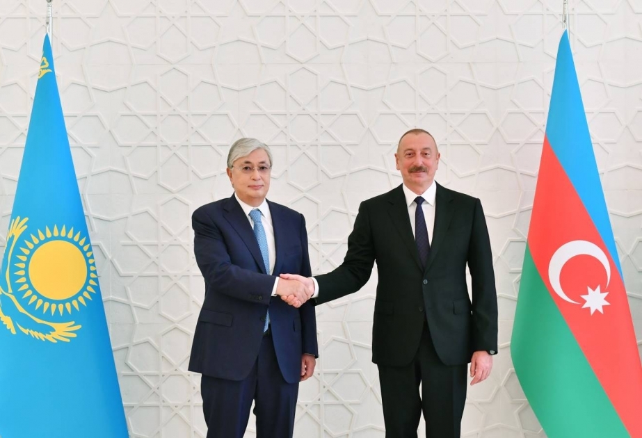 Präsident Ilham Aliyev gratuliert Präsident Kassym-Jomart Tokayev zum Jubiläum