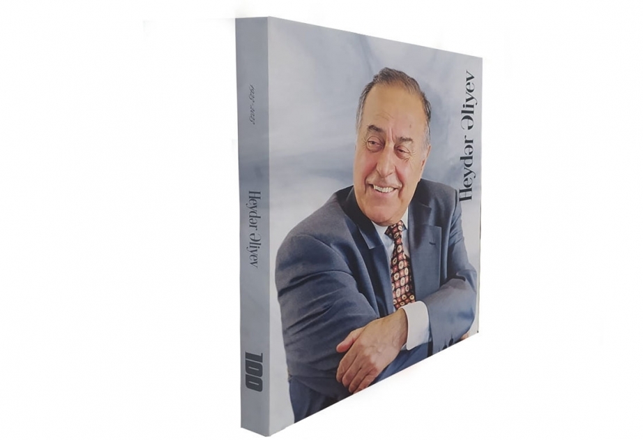 Кабинет Министров представил книгу-альбом, посвященную 100-летию великого лидера
