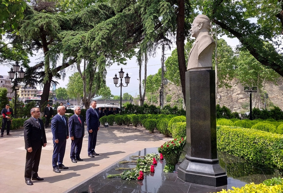 Azerbaijan`s Minister of Science and Education, Rector of ADA University visit monument to Great Leader Heydar Aliyev in Tbilisi