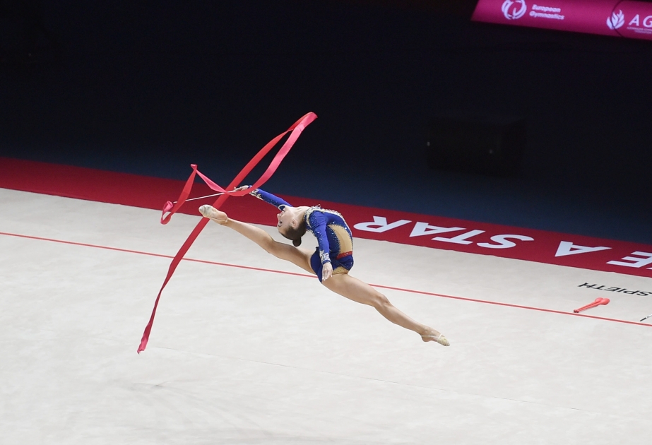 Bədii gimnastlarımız Avropa çempionatında gürzlər ilə proqramlarını icra ediblər
