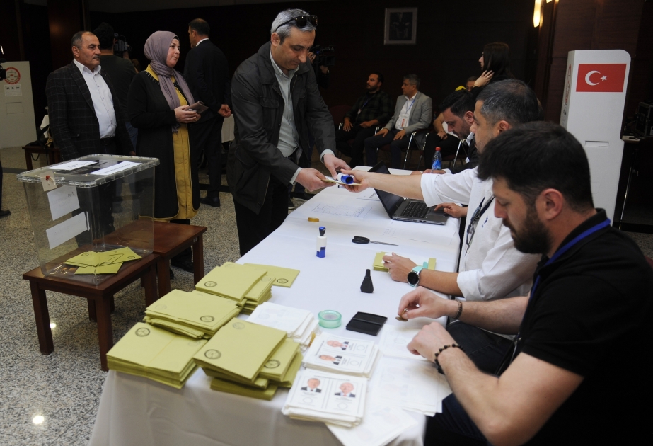 Los ciudadanos turcos en Azerbaiyán votan en la segunda vuelta de las elecciones presidenciales