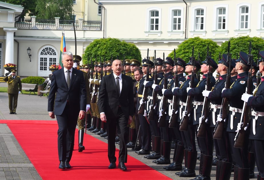 La ceremonia oficial de bienvenida del presidente de Azerbaiyán, Ilham Aliyev, tuvo lugar en Vilnius