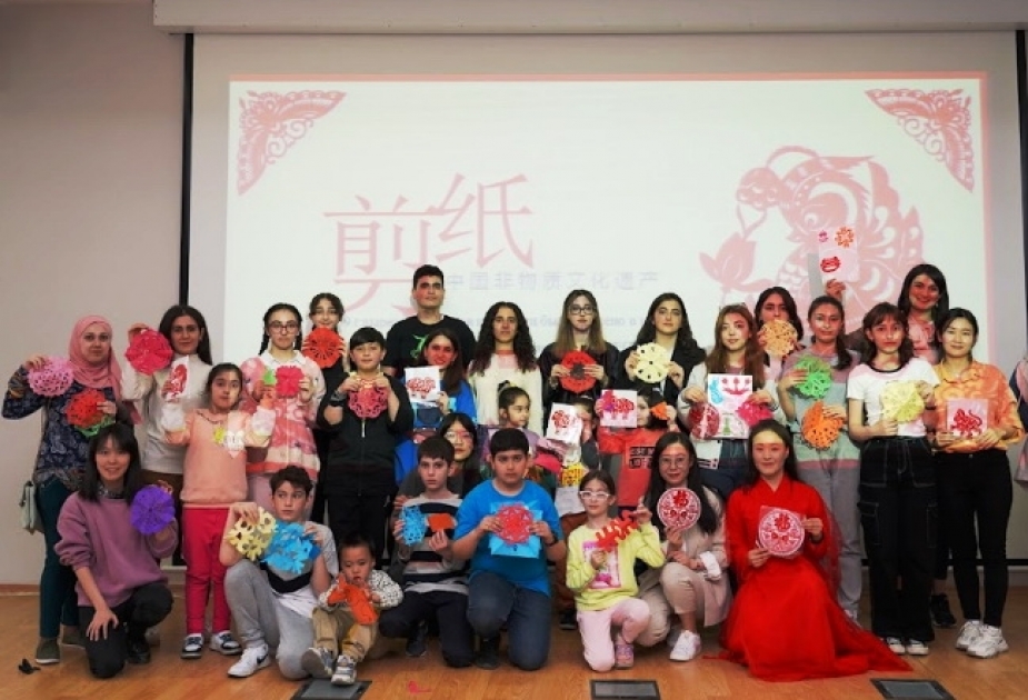 阿塞拜疆语言大学孔子学院顺利举办“巧剪乾坤”剪纸体验活动 中华文化艺术大师班系列活动圆满收官！