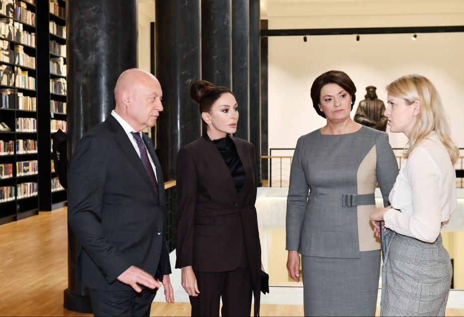 Mehriban Aliyeva visite la Bibliothèque nationale Martynas Mazvydas de Lituanie VIDEO