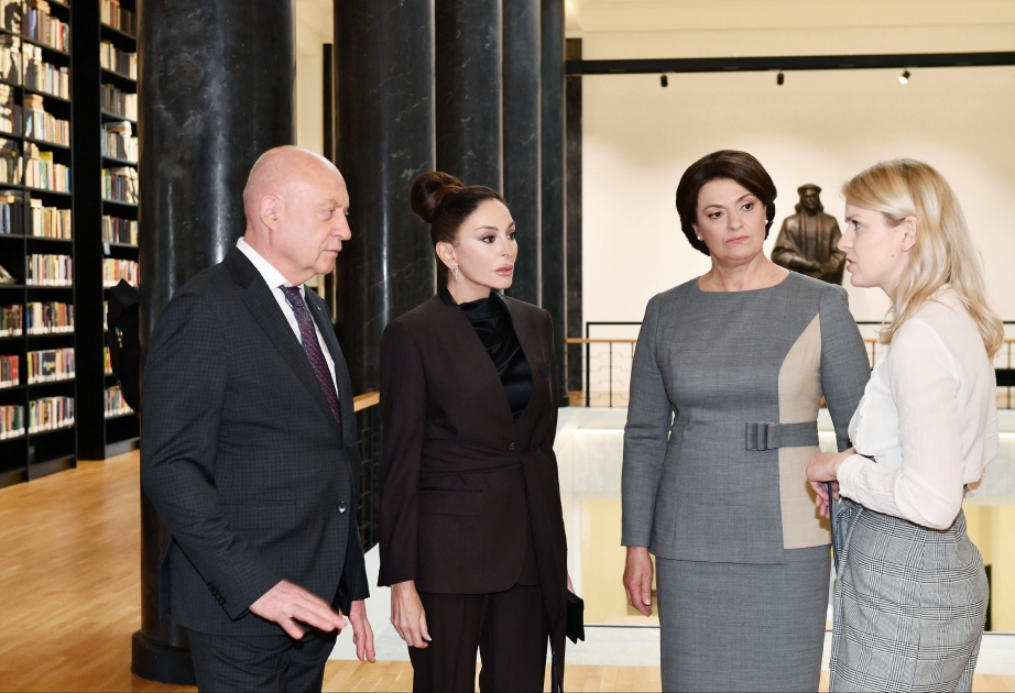 La Primera Dama de Azerbaiyán Mehriban Aliyeva visita la Biblioteca Nacional Martynas Mažvydas de Lituania