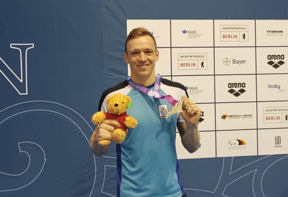 阿塞拜疆残疾人游泳运动员罗曼·萨雷获得银牌
