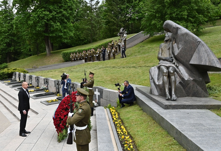 El presidente Ilham Aliyev y la primera dama Mehriban Aliyeva visitan el monumento a las víctimas de la lucha por la independencia de Lituania