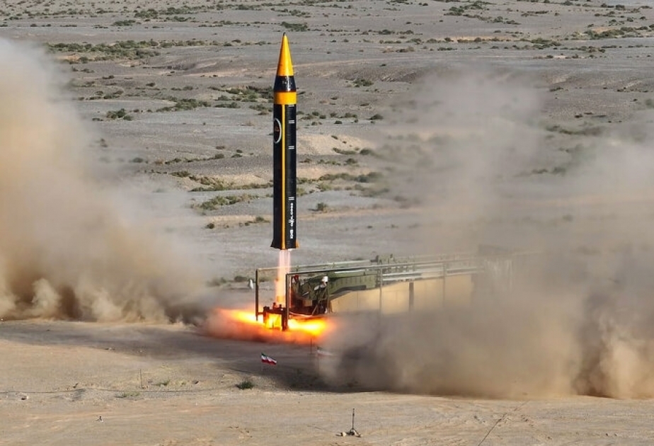 Iran stellt neue strategische ballistische Rakete vor



