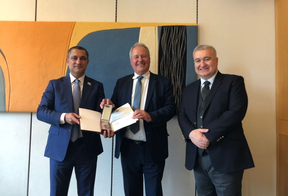 Bob Blackman recibe la Medalla de Honor del Parlamento de Azerbaiyán