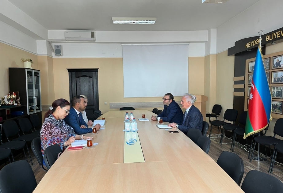 El Embajador de Venezuela en Azerbaiyán visita la Universidad de Turismo y Gestión de Azerbaiyán