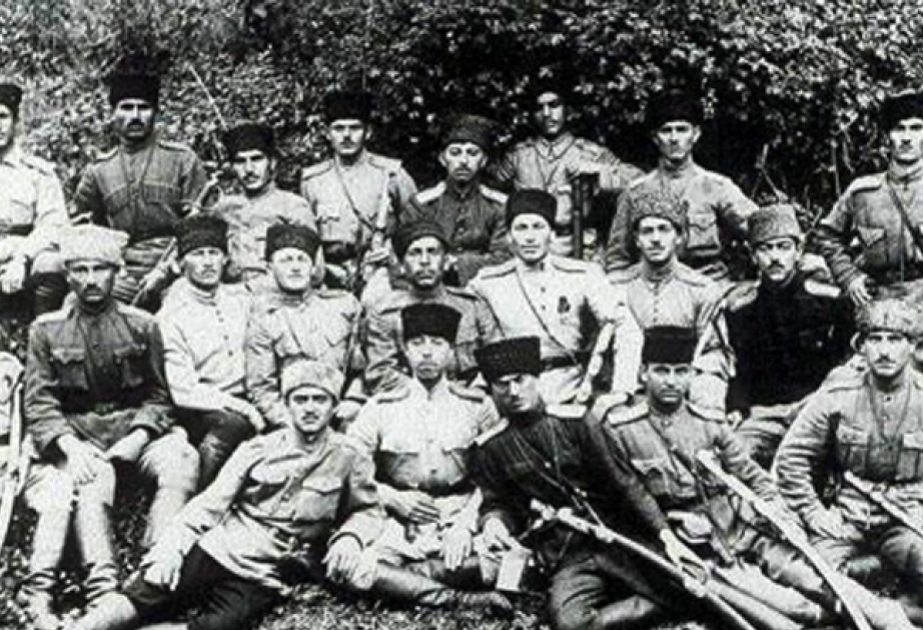 Cümhuriyyətin hərbi nazirinin ilk əmri orduda dövlət dilinin tənzimlənməsi olub