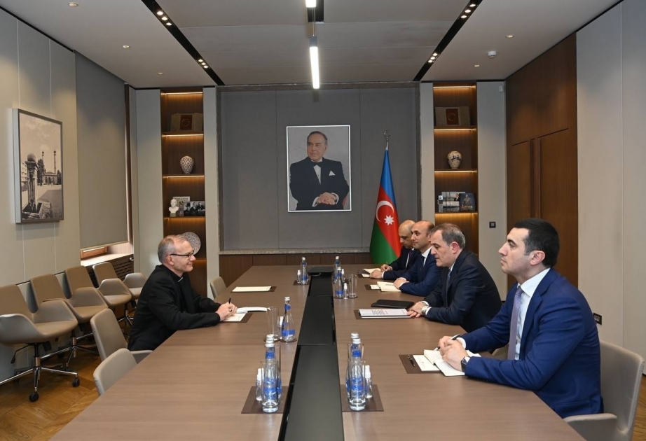 Titular de Exteriores de Azerbaiyán se reúne con el arzobispo Marek Solczyński