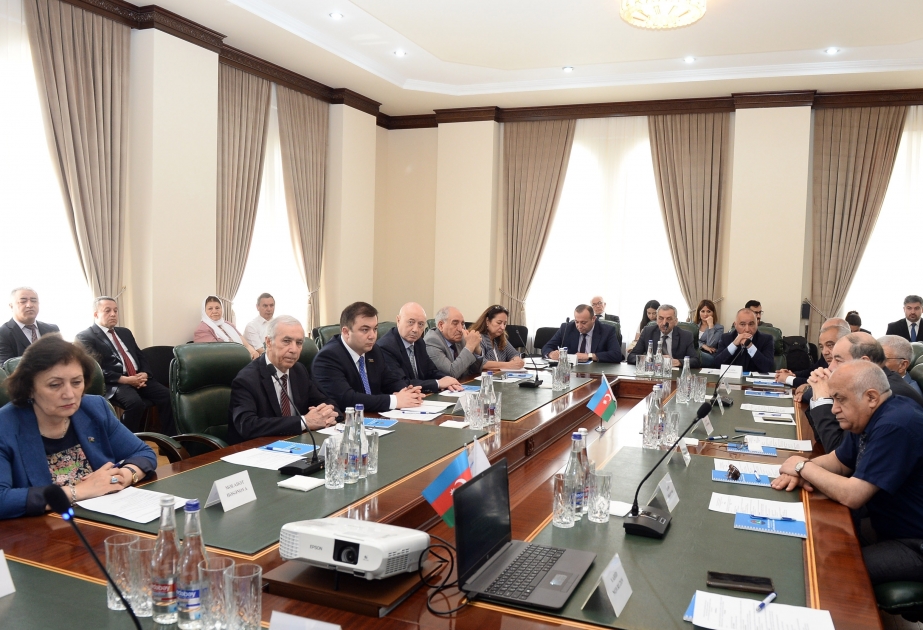 En la mesa redonda en la Comunidad de Azerbaiyán Occidental se presentan realidades históricas relacionadas con la ciudad de Iravan