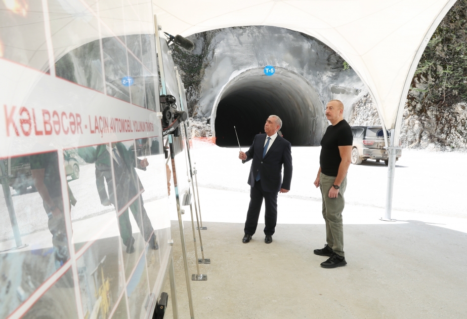 Präsident Ilham Aliyev inspiziert Fortschritt beim Bau von Tunneln in Kelbadschar  VIDEO