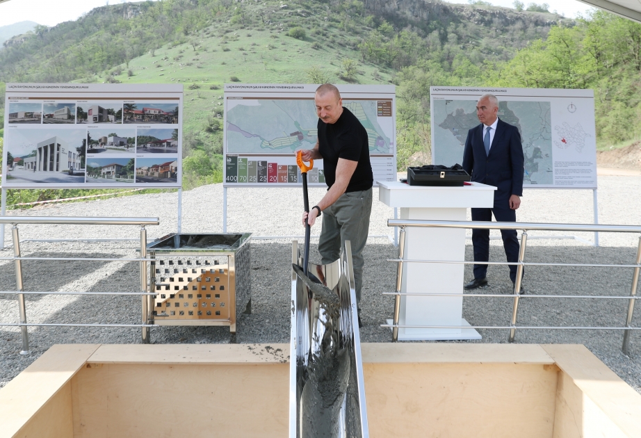 Le président Ilham Aliyev pose la première pierre du village de Chelvé de la région de Latchine VIDEO