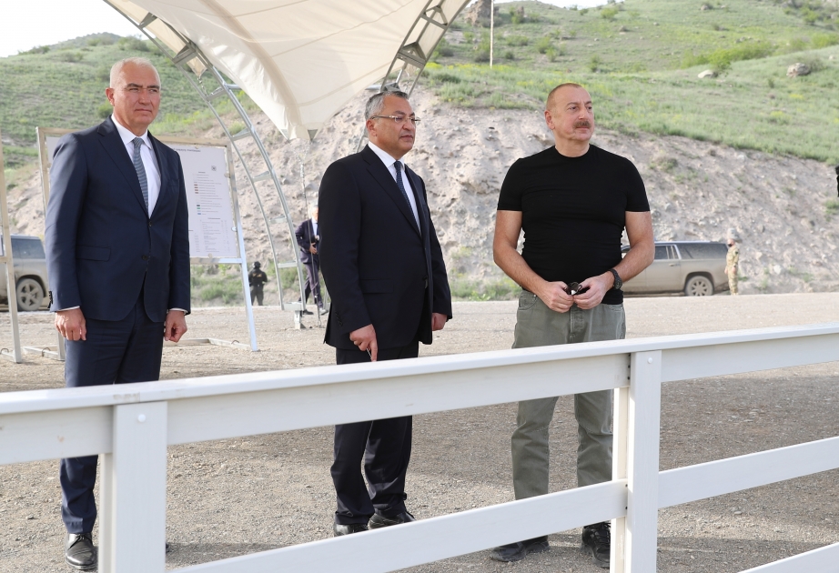 El Presidente Ilham Aliyev examinó el progreso de la construcción en el pueblo de Zabukh del distrito de Lachin