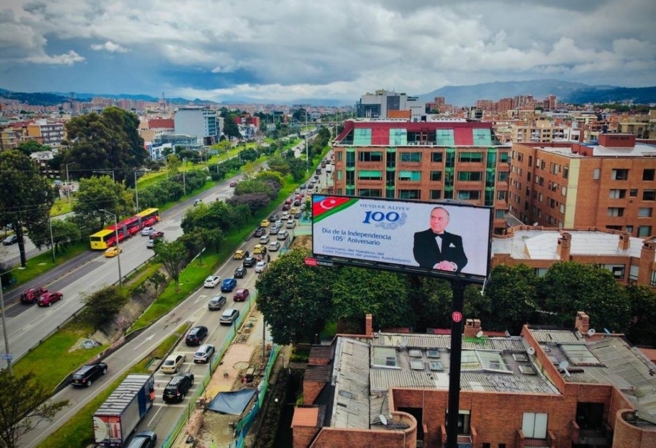Se instala una valla publicitaria en la capital colombiana con motivo del centenario de Heydar Aliyev y el Día de la Independencia de Azerbaiyán
