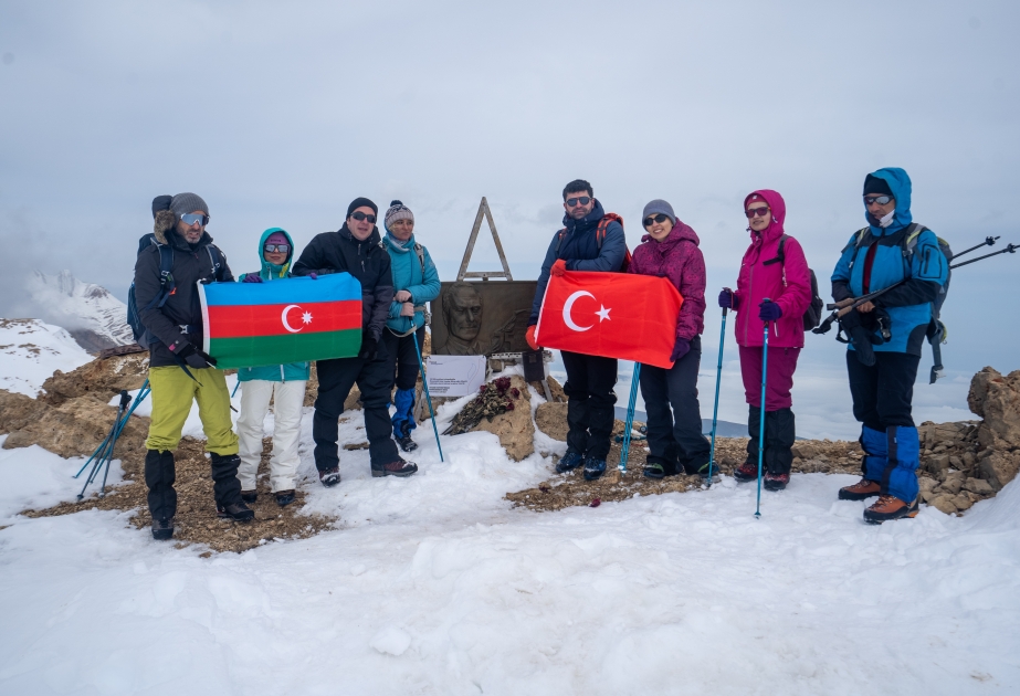 ®  “Azərlotereya”nın bir qrup əməkdaşı “Heydər Zirvəsi”nə yürüş edib