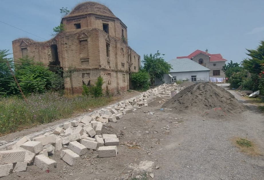 Xaçmazda tarixi abidənin mühafizə zonasında inşa olunan qanunsuz tikili sökülüb