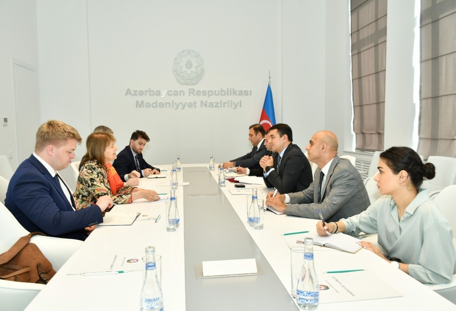 Se celebra en el Ministerio de Cultura una reunión con la enviada comercial del primer ministro británico a Azerbaiyán