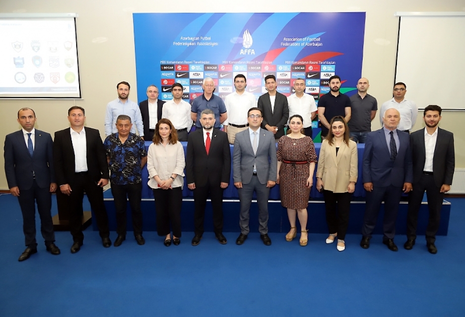 Klublara lisenziyalar təqdim olunub