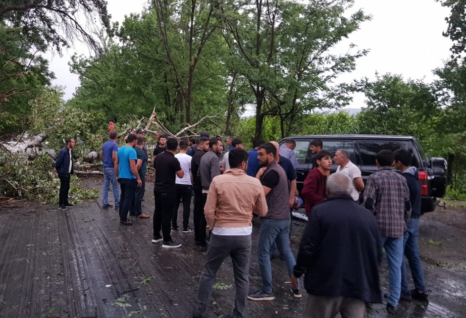 Leysan xarakterli yağışlar nəticəsində Bakı-Şamaxı-Yevlax avtomobil yolu birtərəfli bağlanıb