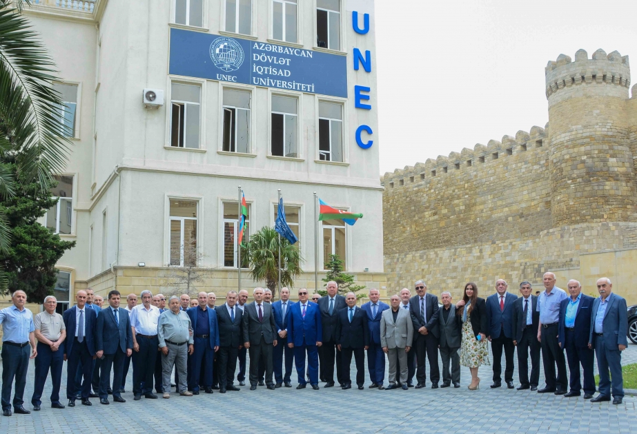İqtisad Universitetinin məzunları 50 ildən sonra görüşdülər