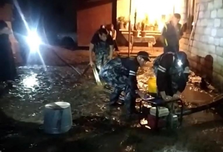 Şəmkirdə subasmaya məruz qalmış bəzi evlərdən su kənarlaşdırılıb