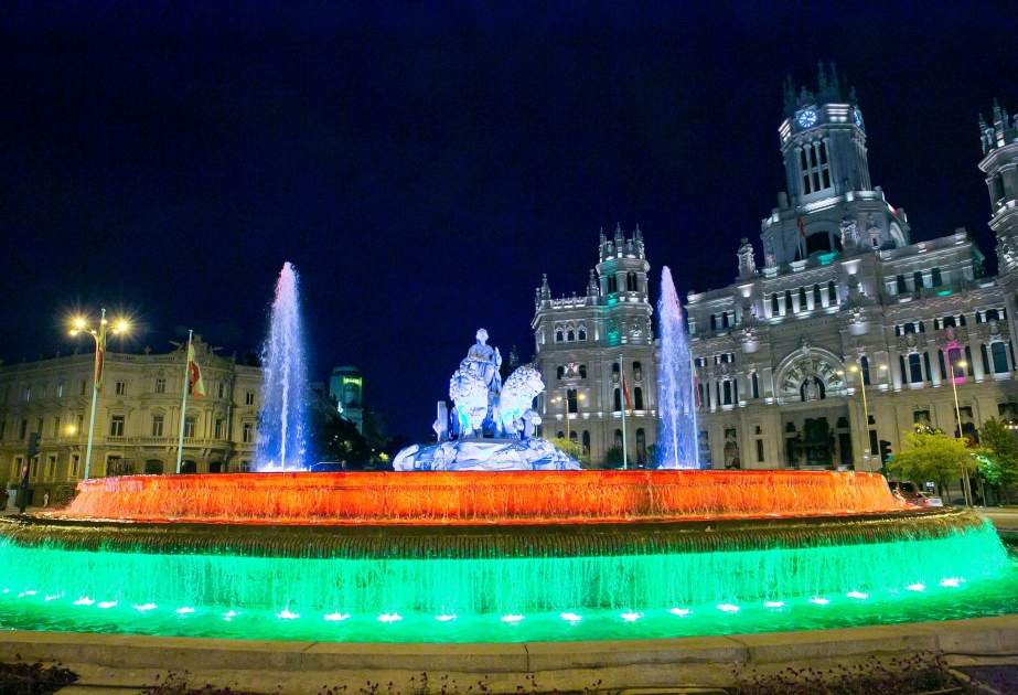 La famosa fuente de Cibeles de Madrid está iluminada con los colores de la bandera de Azerbaiyán