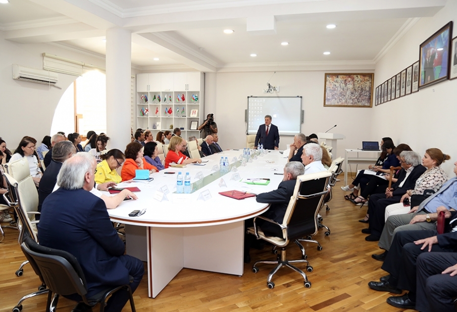 Milli Kitabxananın nəşr etdiyi biblioqrafik göstəricilər Ədəbiyyat İnstitutuna təqdim olunub