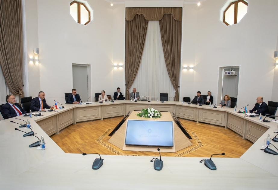 Empresas checas podrían producir instalaciones de energía solar y eólica en Karabaj