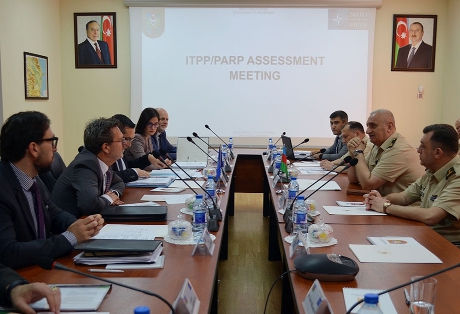 Una delegación de la OTAN y militares del Ejército de Azerbaiyán sostienen una reunión bilateral