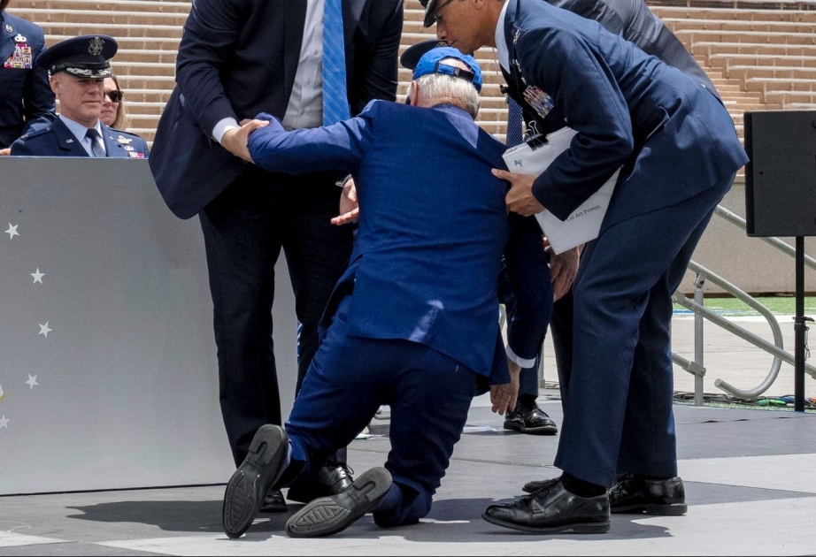 ABŞ Prezidenti Co Bayden ayağı büdrəyərək yıxılıb