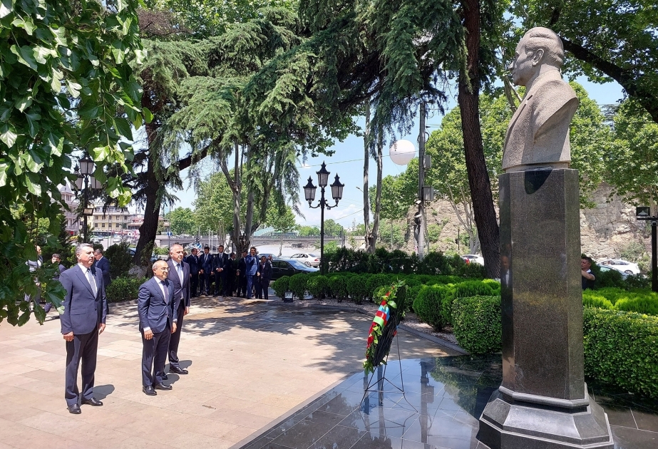 Azerbaijani minister visits monument to Great Leader Heydar Aliyev in Tbilisi