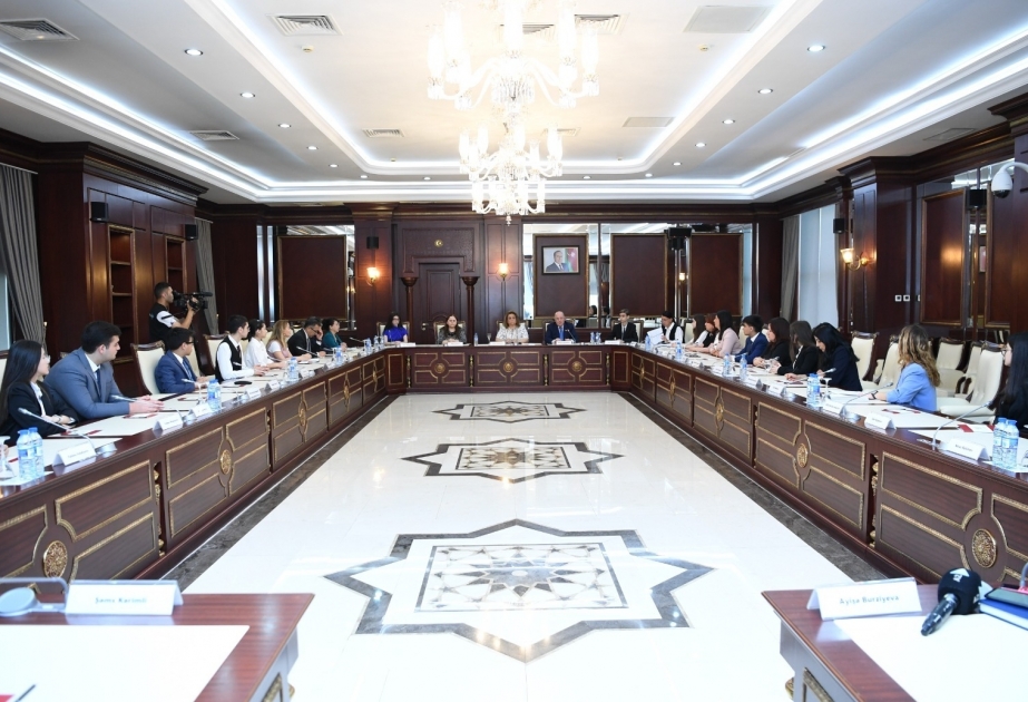Milli Məclisdə “Hüquqlarım məni qoruyur: parlament müzakirəsi uşaqların gözü ilə” mövzusunda dinləmə keçirilib