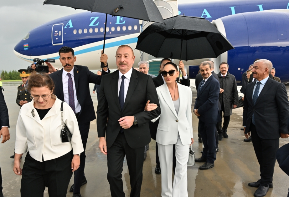 Präsident Ilham Aliyev und First Lady Mehriban Aliyeva zu Arbeitsbesuch in der Türkei eingetroffen VIDEO