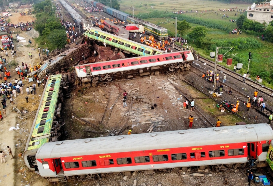 印度列车脱轨相撞事故致近300死900伤