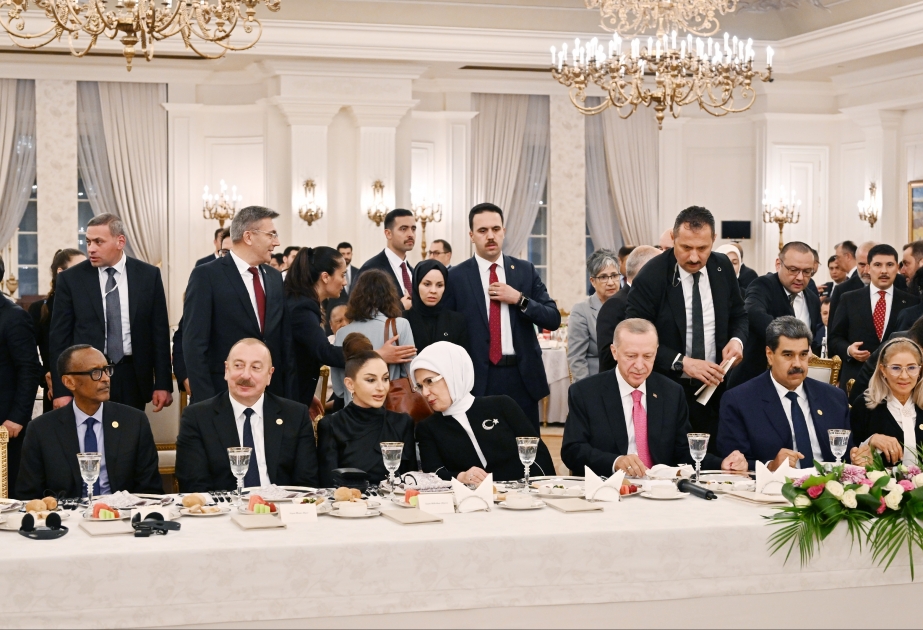 От имени Президента Турции Реджепа Тайипа Эрдогана дан ужин в честь участников церемонии  В мероприятии приняли участие Президент Азербайджана Ильхам Алиев и первая леди Мехрибан Алиева