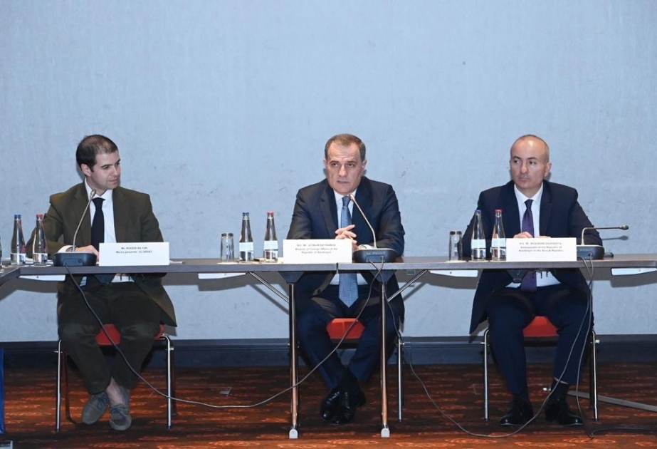 El Titular de Exteriores de Azerbaiyán asiste a una mesa redonda organizada por el centro de pensamiento GLOBSEC