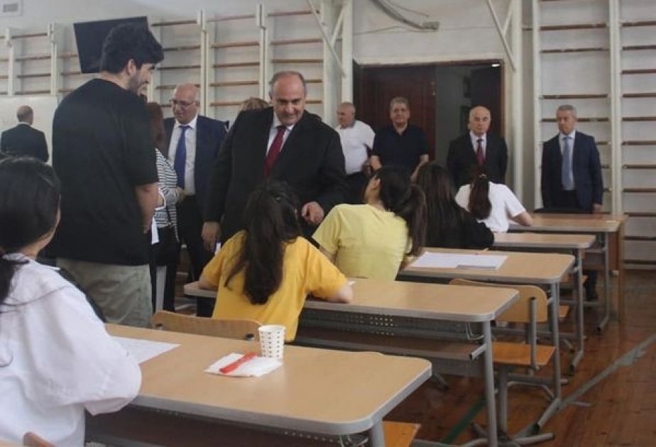 BSU-nu 40 il öncə bitirən bir qrup məzun imtahan sessiyasını izləyib